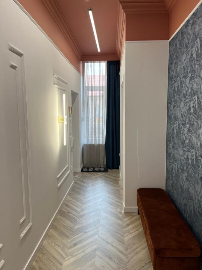 Central Gallery Apartment Debrecen Buitenkant foto